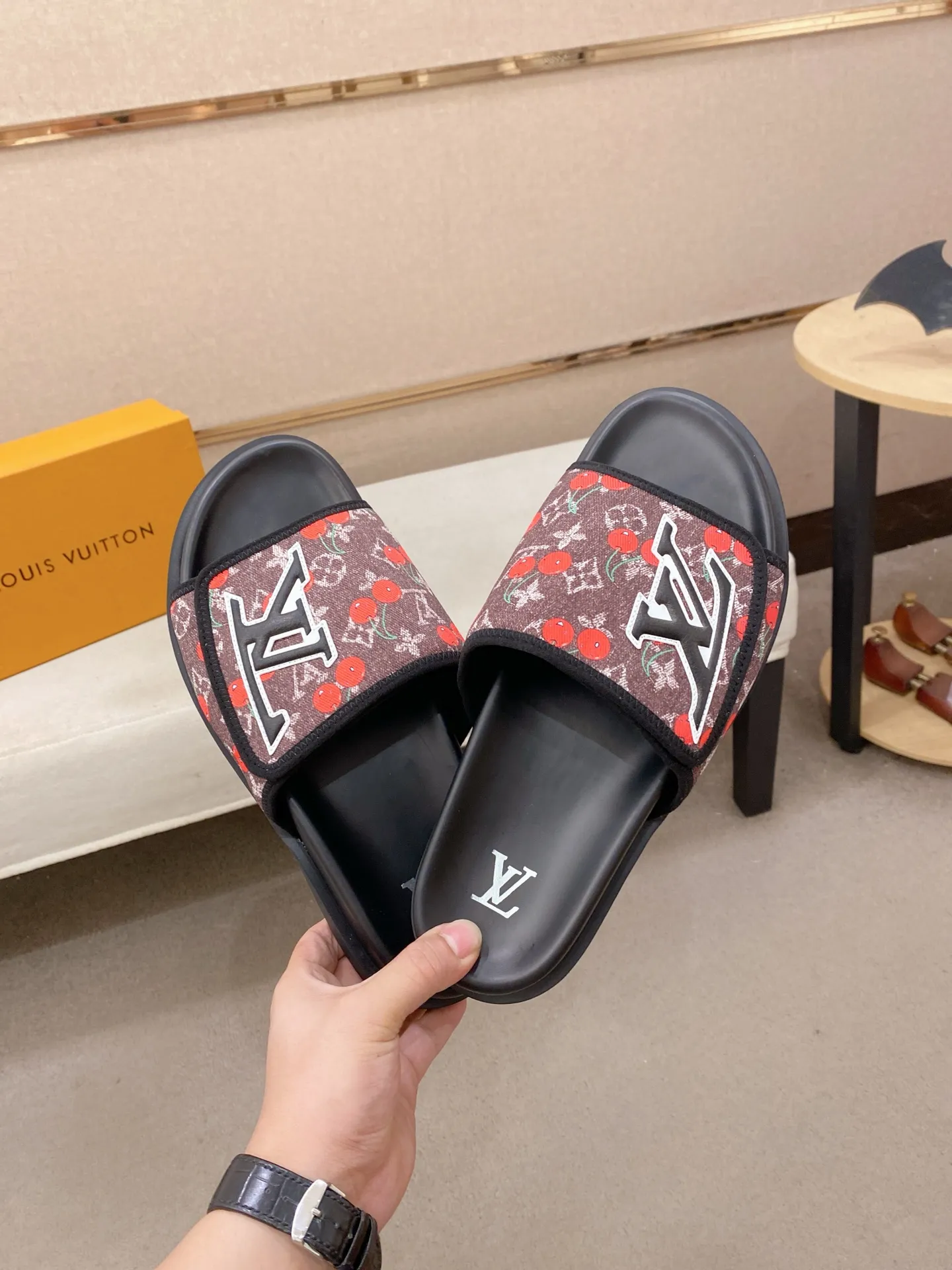 Men's shoes💰: 320💰Made by LV🔍Top purchasing agent, men's spring and summer slippers are available at the same counter. The uppers are made of cowhide imported from Italy, with logo graphics and high-quality craftsmanship. Soles: original soles specially provided by the original factory. Exclusive molded soles are super comfortable. Original goods with single order, 🔍🔍high quality, you can enter and exit the counter at will. Welcome to compare, code number 38-44. Can be customized45